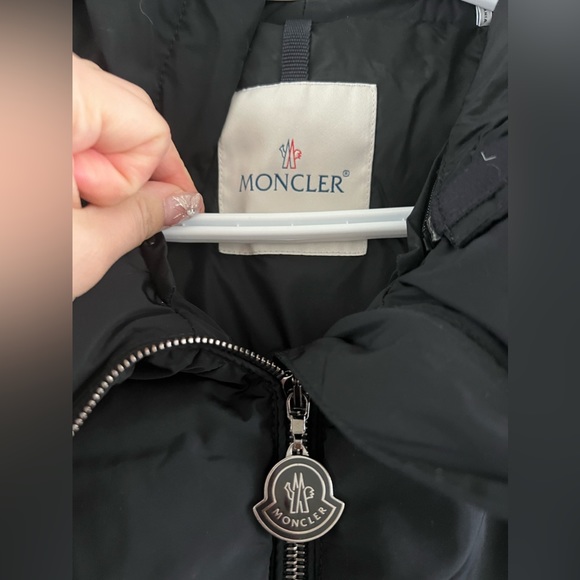 Authentic women’s Moncler parka jacket in black - Picture 4 of 5